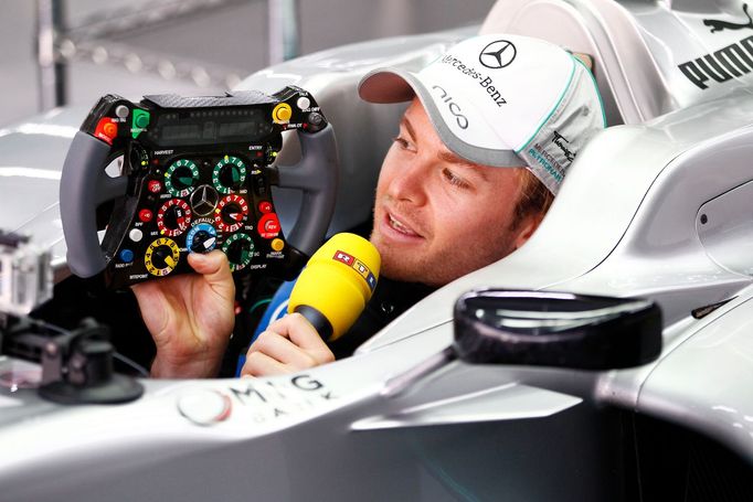 Před závodem rozdával Nico Rosberg televizní rozhovory, po něm už tak spokojený nebyl.