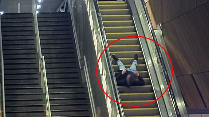 Network Rail ve videu varuje před riskantním chováním na eskalátorech a vlakových nástupištích.