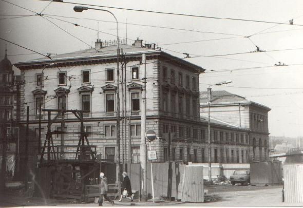 Nádraží Praha-Těšnov krátce před svou demolicí v roce 1985