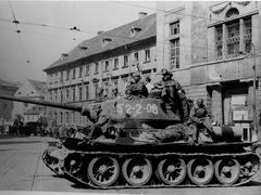 Sovětský tank T-34 byl účinný ale jednoduchý. 90 Elefantů nemohlo ani náhodou 80 000 T-34 zastavit.