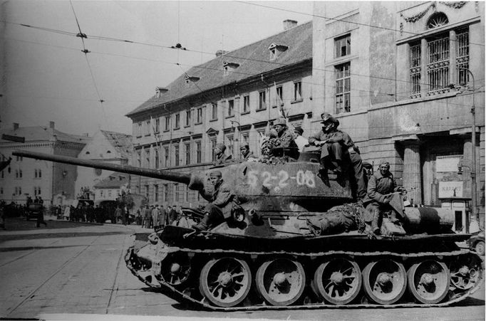 Tank T-34/85 z 5. gardového tankového sboru 6. gardové tankové armády v Praze U Hybernů, odpoledne 9. května. Na věži sedí osvobozený Australský zajatec. 5. gardový tankový sbor se 10. května setkal s Američany poblíž Rokycan.