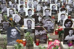 Válka trýzní rodiny obětí. Zbytek Ukrajiny spíš odvrací zrak