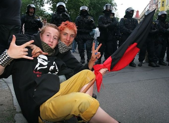 A tak si mnozí demonstranti sedli (nebo i lehli) na zem a čekali. Sundané šátky a kukly v závěru akce prozradily mladý věk protestujících.