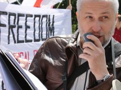 Vladislav Jandjuk na demonstraci běloruského exilu a opozice v Praze