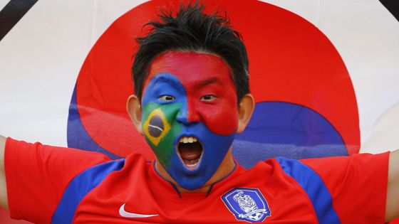 Pomalované tváře, divoké paruky a převleky. Podívejte se na obrázky nejšílenějších fanoušků na fotbalovém mistrovství světa v Brazílii.