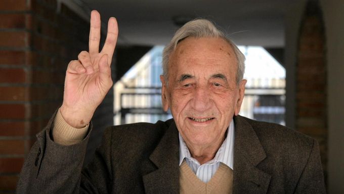 Tadeusz Mazowiecki na fotografii z června 2009.