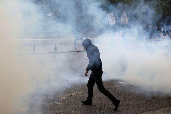 Policisté se snažili dav protestantů rozehnat slzným plynem.