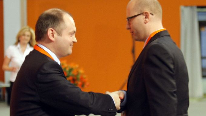 Vítěz a druhý na pásce: předseda ČSSD Bohuslav Sobotka a jeho 1. místopředseda a oponent Michal Hašek