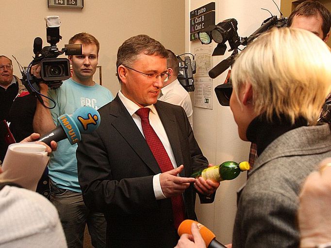 Juraj Raninec. Že vládu nepotopí se rozhodl na cestě z České Lípy do Prahy. "Nechci pomáhat nástupu levice k moci," řekl.