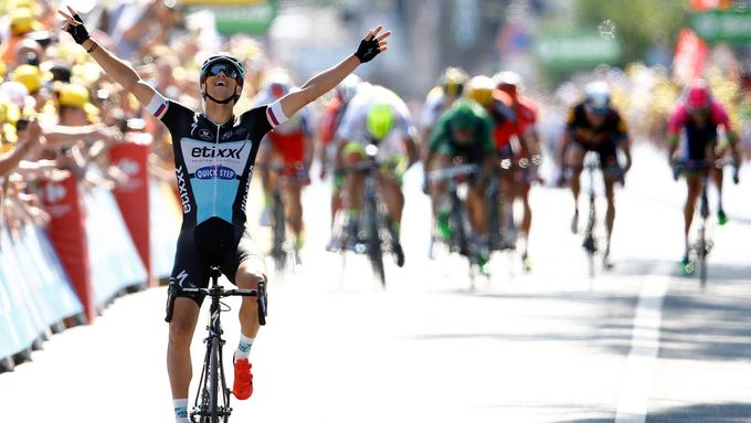Zdeněk Štybar se při své premiéře na Tour de France dočkal etapového triumfu. Takhle natočil 6. etapu jeden z členů jeho týmu. Štybar je členem stáje Etixx Quick-Step, kterou vlastní Zdeněk Bakala.