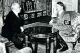 Prezident Emil Hácha v "přátelské rozmluvě" s Adolfem Hitlerem. To už věděl, že německá armáda obsadí zbytek okleštěné republiky.
