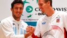 Tenisté Juan Mónaco a Tomáš Berdych během oficiálního losování semifinálových utkání Davis Cupu 2012.