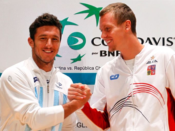 Tenisté Juan Mónaco a Tomáš Berdych během oficiálního losování semifinálových utkání Davis Cupu 2012.