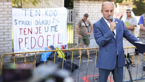 Foto: Konvičkovci převlečení za muslimy chtěli kamenovat mobilní záchod, s pochopením se neshledali