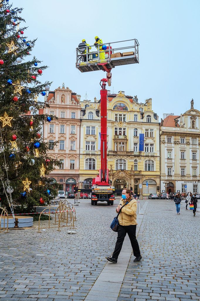 Vánoční Praha 2020: jak se zdobil strom na Staroměstském náměstí