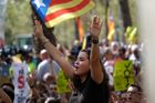 Katalánci dál blokují ulice v Barceloně. Budeme volit, křičí demonstranti