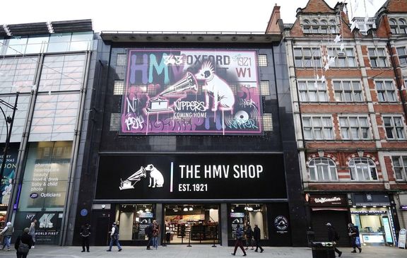 Britský řetězec s hudbou HMV v letech 2013 a 2018 zbankrotoval. Vloni na podzim po letech strádání otevřel pobočku na londýnské Oxford Street.