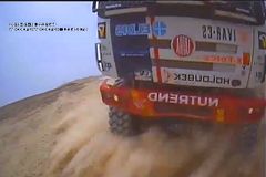 Video: Kolomého Tatra skočila na Dakaru na běloruský kamion