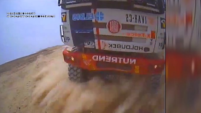Jezdec týmu Buggyra Martin Kolomý už nestihl v 9. etapě Rallye Dakar zabránit srážce. Při sjezdu do úvozu skončil s Tatrou na nástavbě jiného kamionu.