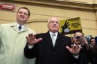 Premiér Petr Nečas a prezident Václav Klaus, v pozadí "enviromentalisté". Jejich společnost hlava státu obvykle nevyhledává.