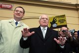 Premiér Petr Nečas a prezident Václav Klaus, v pozadí "enviromentalisté". Jejich společnost hlava státu obvykle nevyhledává.