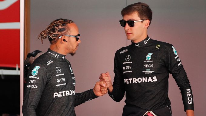 Piloti F1 Lewis Hamilton a George Russell (Mercedes)