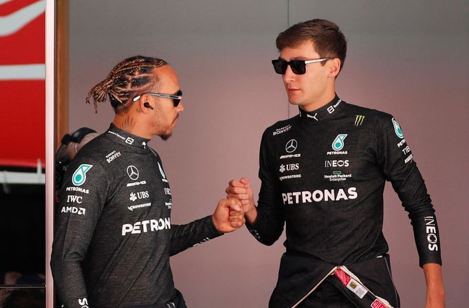 Piloti F1 Lewis Hamilton a George Russell (Mercedes)