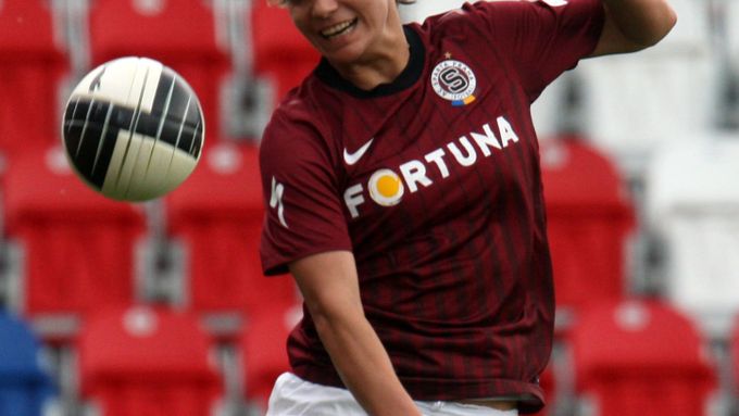 Lucie Martínková hlavičkuje ve finále ženského poháru Sparta - Pardubice.
