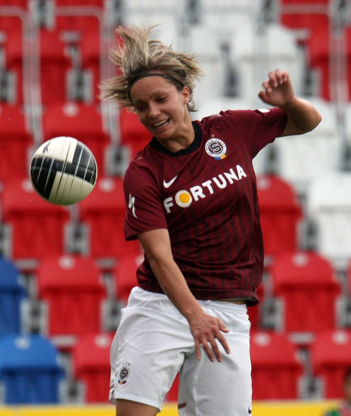 Lucie Martínková hlavičkuje ve finále ženského poháru Sparta - Pardubice.