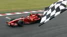 Kimi Räikkönen s Ferrari projíždí jako vítěz cílem Velké ceny Francie formule 1.