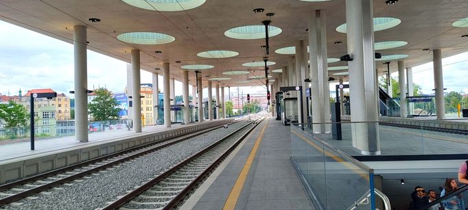 Nové nástupiště, vlaky budou jezdit přímo do budovy. Praha-Bubny, 1. srpna 2025.