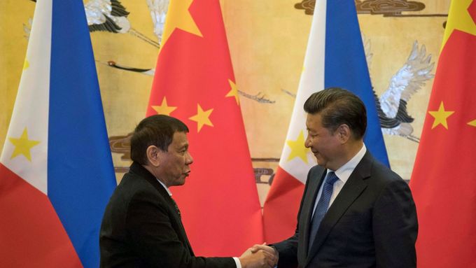 Filipínský prezident Rodrigo Duterte s čínským premiérem Li Kche-čchiangem.