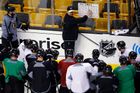 Boston Bruins vedený Claudem Julienem (na snímku) zase "roztrhali" pittsburghské "tučňáky".