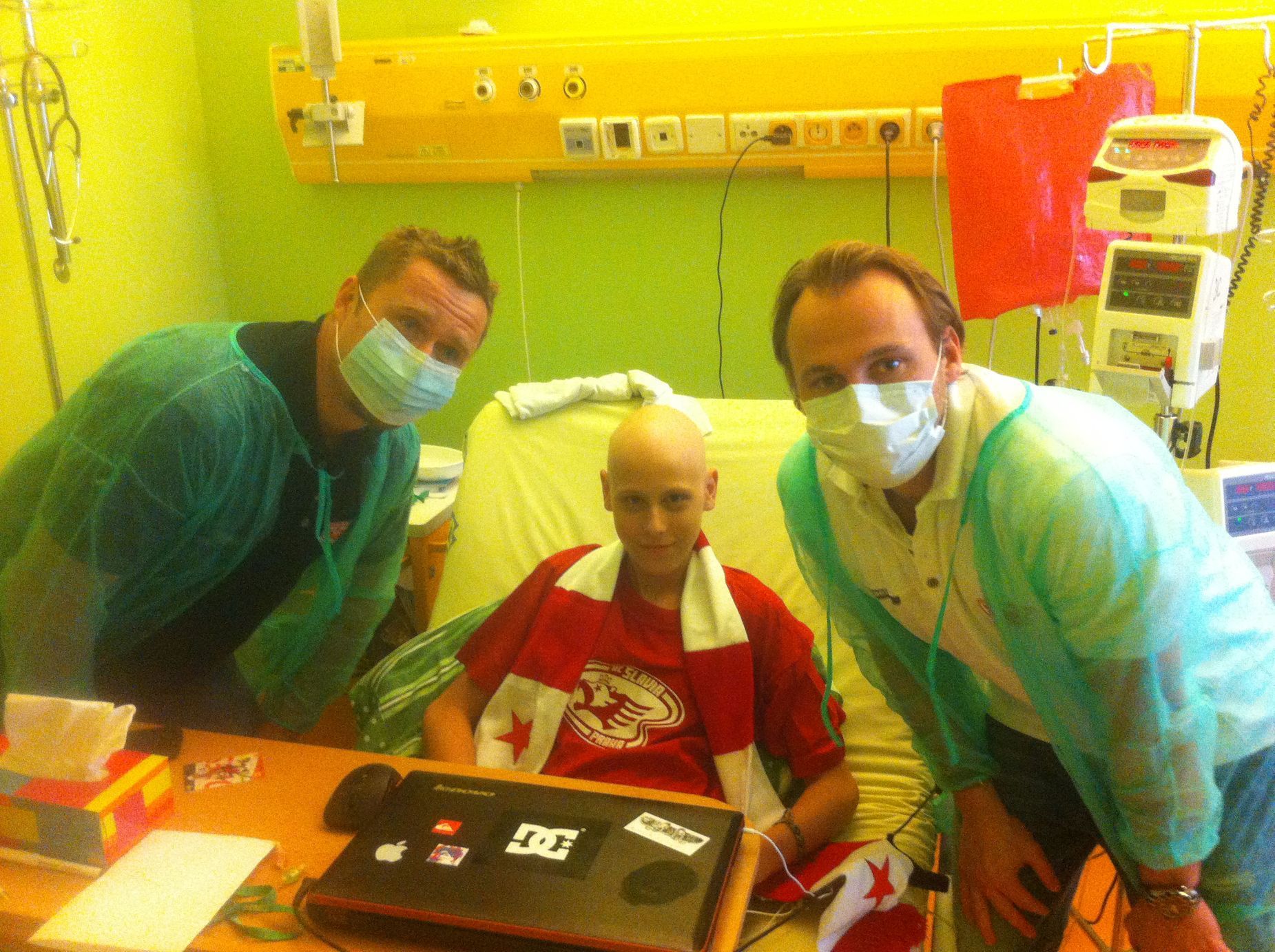 Hokejisté Slavie navštívili děti na onkologii v Motole