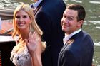 Ivanka Trumpová, dcera amerického prezidenta Donalda Trumpa a úspěšná podnikatelka, dorazila do Benátek po boku svého manžela, poradce a podnikatele Jareda Kushnera. Při příjezdu zdravila diváky v koktejlových šatech s motivem třešňového květu od Oscara de la Renty, zdobených flitry.