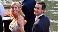 Ivanka Trumpová, dcera amerického prezidenta Donalda Trumpa a úspěšná podnikatelka, dorazila do Benátek po boku svého manžela, poradce a podnikatele Jareda Kushnera. Při příjezdu zdravila diváky v koktejlových šatech s motivem třešňového květu od Oscara de la Renty, zdobených flitry.