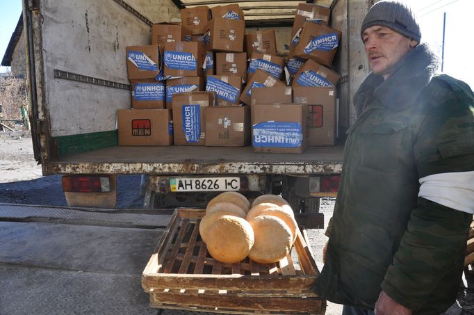 Člověk v tísni distribuuje pomoc v Debalceve