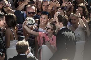 Fotky: Filmové Vary končí. Pattinson si pořizoval selfie, Hanzlík se dojímal na pódiu