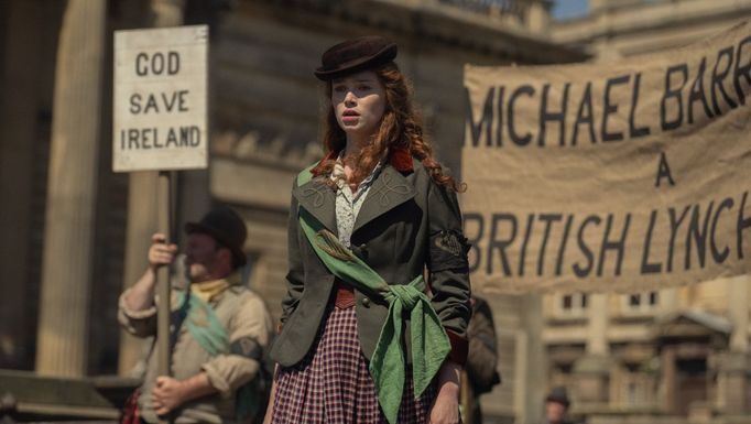 Z britského seriálu Stevena Knighta Rod Guinessů (2025).