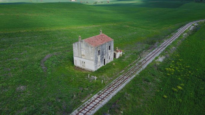 Casa Cantoniera, dvoupodlažní nádražní domek, se nachází v zemědělské oblasti poblíž městečka Irsina.