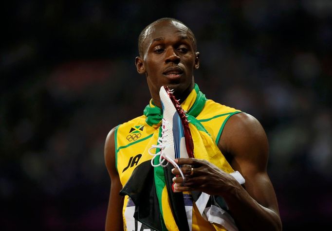 Jamajský sprinter Usain Bolt se raduje z vítězství a světového rekordu ve štafetě 4x100 metrů na OH 2012 v Londýně.