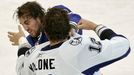 Pěstní souboj Aarona Vorose (vlevo) a Ryana Maloneho (Tampa Bay Lightning).