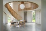 Interiér je světlý a silně mu dominuje dřevěná překližka. "Použili jsme ji hlavně proto, že z ní jde lehce vytvořit jakýkoli tvar," říkají architekti.