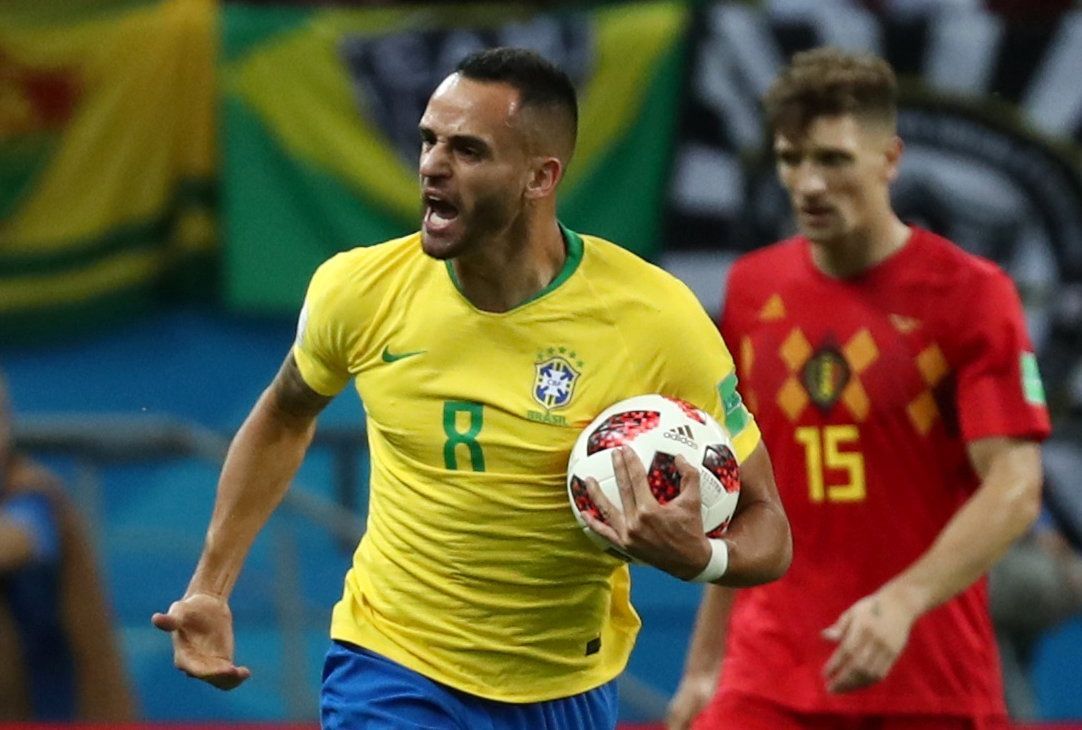 Renato Augusto slaví gól v zápase Brazílie - Belgie na MS 2018
