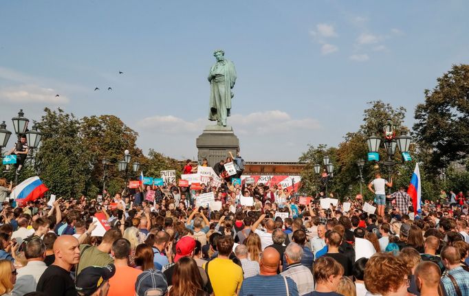 Policisté zasahují v Moskvě při protestech proti plánované důchodové reformě.