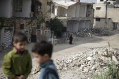 Při náletech v syrské provincii Idlib zahynulo nejméně 46 lidí, bomby zasáhly tržiště