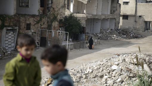 Zničené domy na předměstí syrské metropole Damašku.