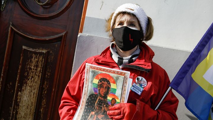 Polský soud zprostil viny trojici žen, které vyvěsily madonu s duhovou svatozáří