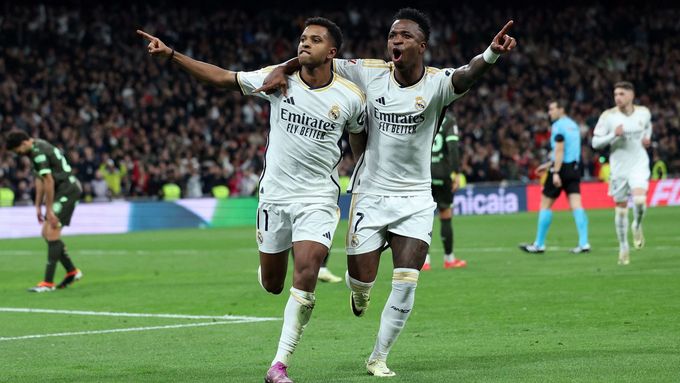 Rodrygo a Vinicius Junior slaví jednu z branek Realu Madrid do sítě Girony.