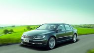 Volkswagen Phaeton - Podle magazínu The Economist byl Phaeton vůbec nejprodělečnějším automobilem v Evropě. Magazín Top Gear ho zařadil na seznam nejhorších aut, které lze koupit. Faktem je, že Volkswagen na své ambiciózní limuzíně prodělal kalhoty. Vždyť jen kvůli ní postavil luxusní prosklenou továrnu v Drážďanech. Jenže auto se neprodávalo.  Během 15 let to bylo jen 84 tisíc kusů. Zásadním problémem byl zřejmě i fakt, že mnoho lidí neoslovila kombinace luxusního sedanu a značky Volkswagen, tedy „lidový vůz“.